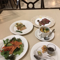 カシュカシュ - ディナービュッフェ4800円。サーモンの香草パン粉焼は、以前いただいたものより、身がしっとりして、付け合わせのアスパラも良い感じで、とても美味しくいただきました(╹◡╹) カシュカシュ - ディナービュッフェ4800円。サーモンの香草パン粉焼は、以前いただいたものより、身がしっとりして、付け合わせのアスパラも良い感じで、とても美味しくいただきました(╹◡╹)
