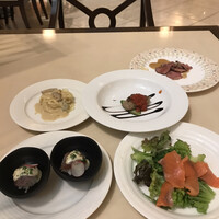カシュカシュ - ディナービュッフェ4800円。サラダの取り分けの際に、「スモークサーモンたくさん」って頑張りました(笑) カシュカシュ - ディナービュッフェ4800円。サラダの取り分けの際に、「スモークサーモンたくさん」って頑張りました(笑)