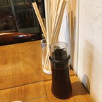 オトナノダイニング 桜季 - 箸立てと醤油