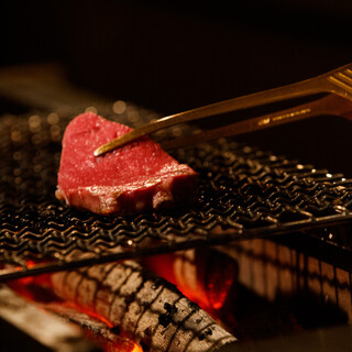 炭火で焼き上げる「料理人の焼肉」