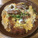 KUMA HACHI - 煮込み過ぎなのか肉が固いししょっぱい。カツの下にある玉ねぎとニンジンの千切りがミスマッチ。