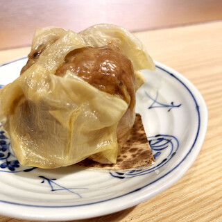 名物の湯葉シュウマイ。ジューシーな肉汁がたまらない逸品