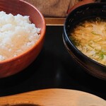 Bikkuri Donki - 和セットの御飯と味噌汁。