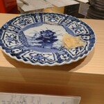 Tennenhommaguroarisozushi - このお皿に 一貫ずつ 握ってくれます 