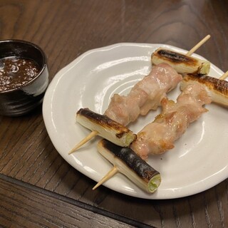 自家製味噌だれを付けて食べる“横浜の焼鳥”をご堪能あれ