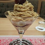 水信フルーツパーラー - 生クリームではなくアイスクリーム。赤いのはカシスピューレ。