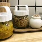 チリトマ ラーメン THANK - 卓上の新顔 スパイスとハーブ玉ねぎピクルス (2020/10)