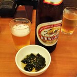 あぺたいと - 瓶ビールと、お通しの「ワカメ」