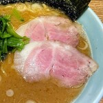 横濱家系ラーメン 小久保家 - チャーシューは低温調理風。