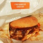 フレッシュネスバーガー - 特製ミートソースに3種類のチーズとワインで仕上げるチーズソース、フレッシュトマトやパティがマッチ！フレッシュネスチーズバーガーDiDi価格630円