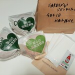 FRESHNESS BURGER - 紙袋の温かいメッセージが嬉しい！ハンバーガー3種類はそれぞれ商品名のシール付き