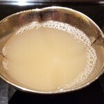 にい留 - (01)北寄貝のスープ
      産卵期は初夏～夏、旬は秋～春
      水からゆっくり1時間掛けて80℃まで加熱し、その後10時間かけて殆ど灰汁を出さずに抽出。
      北寄貝の旨みが凝縮した優しいスープが胃袋に滲み込みます！