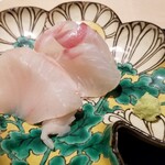 にい留 - (02)真鯛(佐賀県唐津産、3日寝かせ)
                                産卵期は春～初夏、旬は秋～晩冬。
                                
                                (03)秋鰆(三重県答志島産、5日寝かせ)
                                産卵期は春～初夏、旬は秋～冬