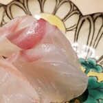 にい留 - (02)真鯛(佐賀県唐津産、3日寝かせ)
      白身にサシが入っているのが分かる良い真鯛
      見た目がプリッとしている通りモチッとした食感
      3日の寝かせでこれ程の旨みを引き出す技にも驚愕です！