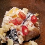 にい留 - (04)次郎柿&黒無花果の白和え、柘榴載せ
      次郎柿の旬は秋～晩秋、無花果の旬は初秋～秋
      次郎柿は3年熟成の醂漬け
      黒無花果は赤く熟して蜜が濃い
      白和えは木綿豆腐、胡麻、和三盆であっさり上品な味わい