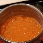 にい留 - (05)出汁茶碗蒸し、新イクラ載せ
      緩めで軟らかな茶碗蒸しに今日届いた筋子をほぐした新イクラをたっぷり載せてあります
      皮が薄く滑らかなイクラを出汁茶碗蒸しと混ぜ合わせて、優しいコクを存分に楽しみます