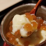 にい留 - (05)出汁茶碗蒸し、新イクラ載せ
      緩めで軟らかな茶碗蒸しに今日届いた筋子をほぐした新イクラをたっぷり載せてあります
      皮が薄く滑らかなイクラを出汁茶碗蒸しと混ぜ合わせて、優しいコクを存分に楽しみます