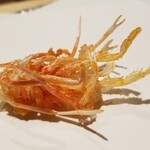 にい留 - (06)車海老(長崎県福島産、東興産業)の脚×2
                                産卵期は初夏～初秋、旬は初夏～初秋。
                                非常に美しく揚げられた車海老の脚。
                                極細の珊瑚の様な煌めき
                                脚がパリッとして芳ばしく得も言われぬ美味しさ。