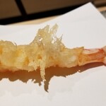 にい留 - (07)車海老(1本目)
      先ずは1本目、焔が立つが如く躍動感のある衣、何も付けずそのままで
      舌に乗せると衣が雪のように溶けます！
      車海老はレアな仕上がりで甘さが鮮烈！
      いつも震える様な感動を覚えます