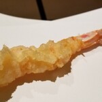 にい留 - (08)車海老(2本目)
      10人分を揚げた後の温度変化で衣の立ち上がりは穏やか
      車海老の瑞々しさが更に印象深く刻まれます
      火と油の温度を細やかに調節され同じ車海老でも味わいが異なるがどちらも素晴らしい