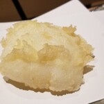 にい留 - (09)墨烏賊の新子(愛知県産、5日寝かせ)　
      産卵期は春～初夏、旬は初春～夏
      障泥烏賊の新子はネットリと優しく甘いが、墨烏賊の新子は少しプリッとした食感と清らかな甘み
      本来、新子は釣り師の贅沢