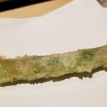 にい留 - (10)秋縞ささげ(岐阜県高山産)
      飛騨の伝統野菜、旬は晩夏～秋
      火を止めて油の余熱で揚げてあります
      糖分は控えめで衣に焦げて付着する量は少なめ
      優しい甘みとシャキとした鞘の食感に匠の技を感じます