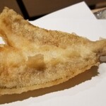 にい留 - (12)白鱚(愛知県南知多産、4日寝かせ)
      産卵期は初夏～秋、旬は春～夏
      寝かせて水分を程好く抜き、天風良としての仕上げでは逆に水分を保つ
      ひと口噛ると湯気が立ち昇り、白鱚の上品な旨みが拡がります