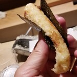 にい留 - (13)真名鰹(産地聞き忘れ、7日熟成)の磯辺巻き
      産卵期は夏、旬は冬～初夏
      脂の旨みと独特な臭いとのバランスが難しい
      西京味噌で漬け込み旨みを際立たせつつ、臭いを香りに留める手当ての見事さに感嘆