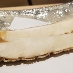 にい留 - (14)松茸(岩手県産)
      衣を付ける前に隠し包丁を適度に入れてから、揚げられます。
      十字に包丁を入れ4分割になると湯気が薫りと共に立ち昇ります。
      シャキシャキ食感と薫り、そして穏やかな甘み。