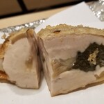 にい留 - (15)岩牡蠣(愛知県日間賀島産)
      産卵期は初夏～夏に断続的に複数回、旬は春～夏
      岩牡蠣としては小ぶりでジャストサイズ
      プリッ&トロッとした食感
      滋味深くコクがあり、濃厚な味わいに加え、旨みに悶絶