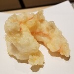 にい留 - (16)牡丹海老(北海道産、5日寝かせ)
      産卵期は秋～春、旬も包卵する秋～春。
      車海老よりも更にレアな火入れでまったりした甘さが印象的です
      身もプリプリとした食感が楽しめました