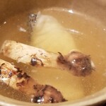 にい留 - (17)九絵(佐賀県唐津産)&松茸(岩手県産)のお椀
      産卵期は夏、旬は晩秋～春、全て雌で産まれ10kg前後で性転換
      約2週間熟成の九絵の旨みがお出汁に拡がり、松茸の香りと共に堪能
      秋の豊潤さを実感