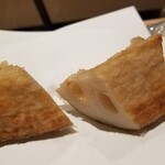 にい留 - (18)蓮根(徳島県産)
      厚めに切った蓮根をやや時間を掛けて揚げ、中まで火を通してあります
      そうすることで蓮根の澱粉を活性化させ、より一層の甘みを引き出しています