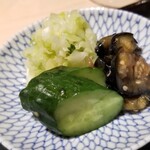 にい留 - (23)お漬け物
      このお漬け物がまたサッパリとして美味しい！
      天風良の締め括りの天丼における名脇役
      これにも随分と拘りがあるのだろうなぁ