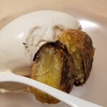 にい留 - (25)利平栗(愛知県産)&ミルクジェラート
                                約4時間じっくりと繰り返し揚げた利平栗は芳ばしくもホクホクで甘みの極み！
                                濃厚ミルクジェラートは和三盆で控えめな甘さに仕上げてあります