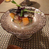 やすい - 次郎柿、無花果、シャインマスカットの胡麻和え、大阪の秋刀魚炙りを乗せて
                    まず季節を感じさせる一皿から(^^)