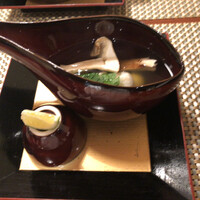 やすい - 雲南省産松茸の土瓶蒸し
                    続いては…えっ！5500円のコースで秋の王道の土瓶蒸しとは(^^)