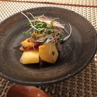 やすい - 鰹と梨(幸水)のマスタード和え
                      続いては名残の鰹に梨を合わせて…更にマスタードで和えた一品！これっ！凄い(^^)