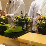 銀座 しのはら - 花を添える