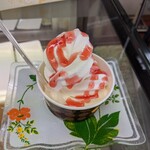 ロールケーキ工房Q’LL - ソフトクリーム　イチゴソース