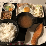 ヒロミ - シャケ朝定食500円。