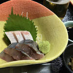 お食事処 ゆかり - アジとハマチの造り。
肉厚でした。300円プラスだし付けるのをオススメします