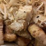 自家製麺 まさき - 【2020.9.29】角切り炙りブタ❤️