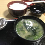Oshokuji Dokoro Yukari - ワカメと豆腐の味噌汁。
                        合わせ味噌が優しい味です。