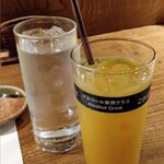 炭焼炉ばた くし路 - 1杯目・みかん酒のオレンジジュース割り