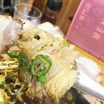 ラーメン専門店 くろべぇ - ホロホロになったチャーシューをすくうのに便利。