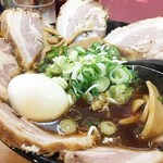 ラーメン専門店 くろべぇ - おぉチャーシューがてんこ盛り状態で登場。
