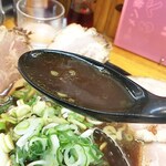 ラーメン専門店 くろべぇ - まずはスープを一口。
黒いスープで塩辛い系です。