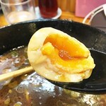 ラーメン専門店 くろべぇ - 味玉の中は半熟トロトロ。濃いスープと絡めて食べると最高に美味い。