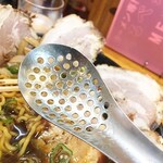 ラーメン専門店 くろべぇ - 一緒に付いてきた穴あきレンゲ。